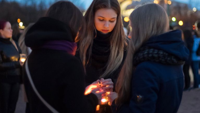 Жители Санкт-Петербурга на Марсовом поле со свечами в память о погибших в результате теракта в метро