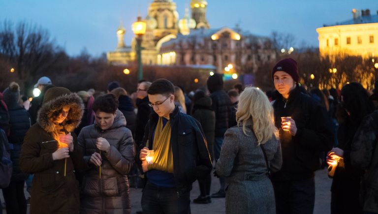Жители Санкт-Петербурга на Марсовом поле со свечами в память о погибших в результате теракта в метро
