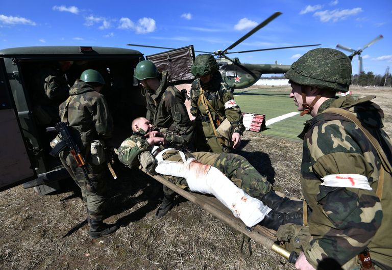 Военнослужащие эвакуируют условного пострадавшего во время совместных тактических учений подразделений ВДВ РФ и ССО ВС РБ в Витебске Военнослужащие эвакуируют условного пострадавшего во время совместных тактических учений подразделений ВДВ РФ и ССО ВС РБ в Витебске
