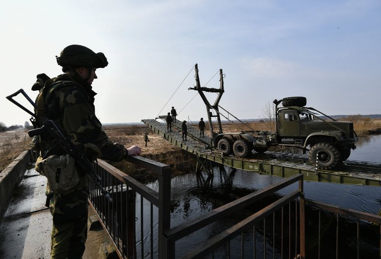 Военнослужащие Республики Беларусь сооружают переправу через реку во время совместных российско-белорусских учений тактических групп ВДВ в Витебской области Военнослужащие Республики Беларусь сооружают переправу через реку во время совместных российско-белорусских учений тактических групп ВДВ в Витебской области