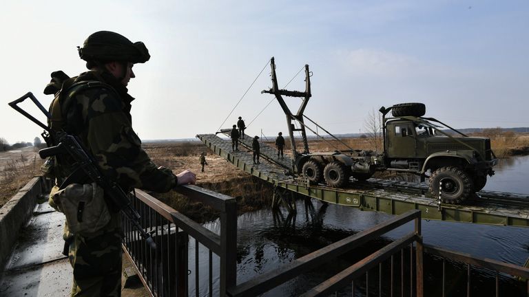 Военнослужащие Республики Беларусь сооружают переправу через реку во время совместных российско-белорусских учений тактических групп ВДВ в Витебской области Военнослужащие Республики Беларусь сооружают переправу через реку во время совместных российско-белорусских учений тактических групп ВДВ в Витебской области