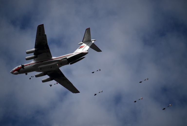 Военнослужащие Белоруссии и России во время высадки десанта во время активной фазы российско-белорусских учений тактических групп ВДВ Военнослужащие Белоруссии и России во время высадки десанта во время активной фазы российско-белорусских учений тактических групп ВДВ