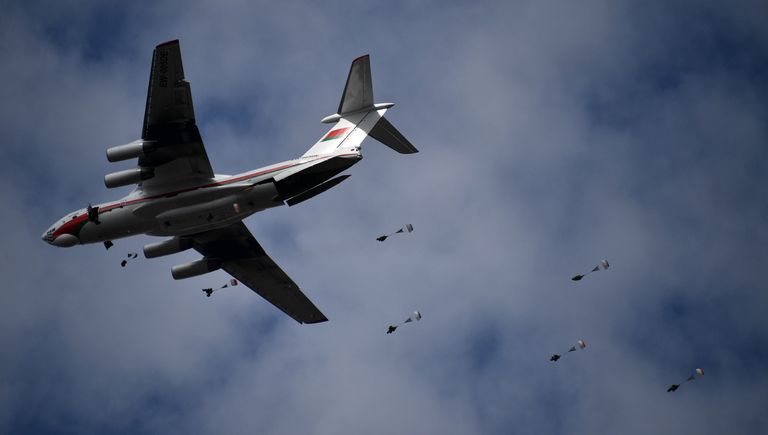 Военнослужащие Белоруссии и России во время высадки десанта во время активной фазы российско-белорусских учений тактических групп ВДВ Военнослужащие Белоруссии и России во время высадки десанта во время активной фазы российско-белорусских учений тактических групп ВДВ