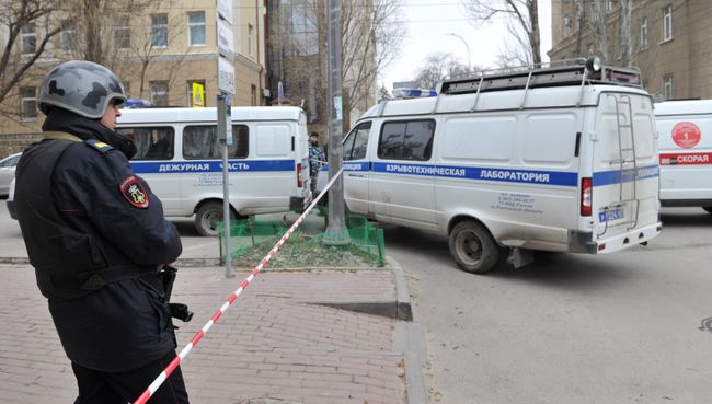 Сотрудник полиции на месте взрыва у школы в Ростове-на-Дону. 6 апреля 2017 Сотрудник полиции на месте взрыва у школы в Ростове-на-Дону. 6 апреля 2017