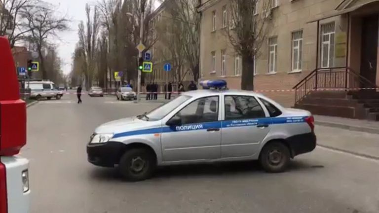 Ситуация возле школы в Ростове-на-Дону, где произошел взрыв Ситуация возле школы в Ростове-на-Дону, где произошел взрыв