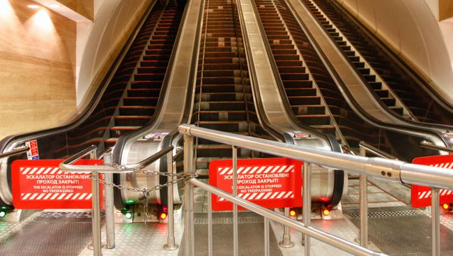 Закрытый эскалатор в метро Санкт-Петербурга. Архивное фото Закрытый эскалатор в метро Санкт-Петербурга. Архивное фото