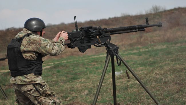 Украинский военный во время учений на полигоне под Львовом Украинский военный во время учений на полигоне под Львовом