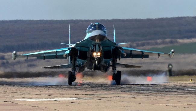 Посадка самолета Су-34. Архивное фото Посадка самолета Су-34. Архивное фото