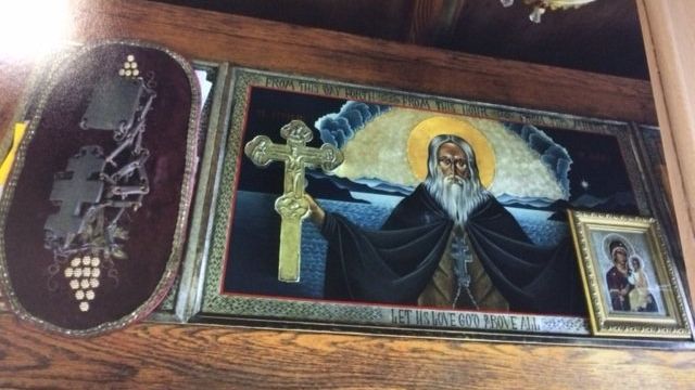 Фотография раки с мощами преподобного Германа Аляскинского; сверху лежат его вериги, крест и камилавка Фотография раки с мощами преподобного Германа Аляскинского; сверху лежат его вериги, крест и камилавка - РИА Новости, 1920, 12.09.2025