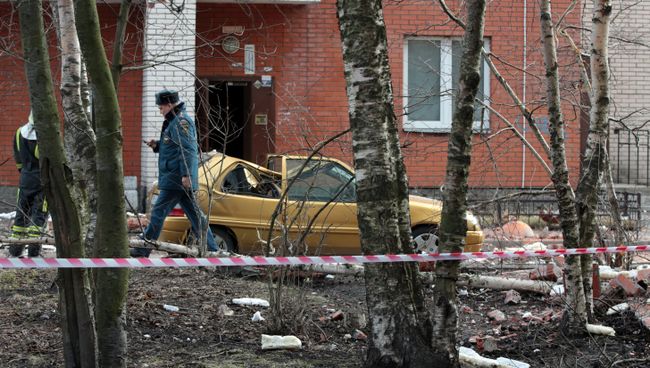 На месте обрушения стены жилого дома на проспекте Солидарности в Санкт-Петербурге. 6 апреля 2017 На месте обрушения стены жилого дома на проспекте Солидарности в Санкт-Петербурге. 6 апреля 2017