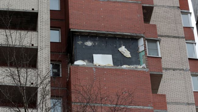 Повреждения в результате обрушения кирпичной кладки в жилом доме на востоке Петербурга. 6 апреля 2017 Повреждения в результате обрушения кирпичной кладки в жилом доме на востоке Петербурга. 6 апреля 2017
