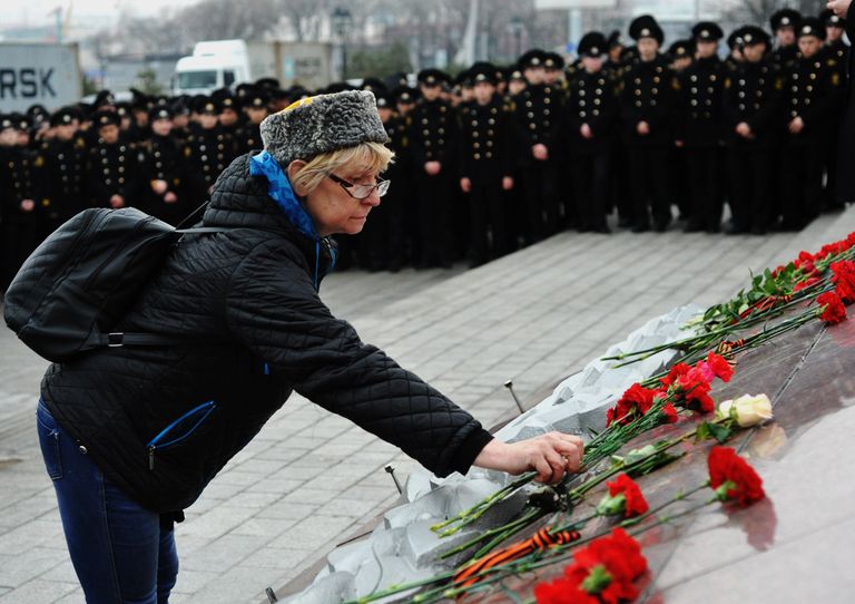 Женщина возлагает цветы к мемориалу на Корабельной набережной во Владивостоке в память о жертвах теракта в Санкт-Петербурге Женщина возлагает цветы к мемориалу на Корабельной набережной во Владивостоке в память о жертвах теракта в Санкт-Петербурге