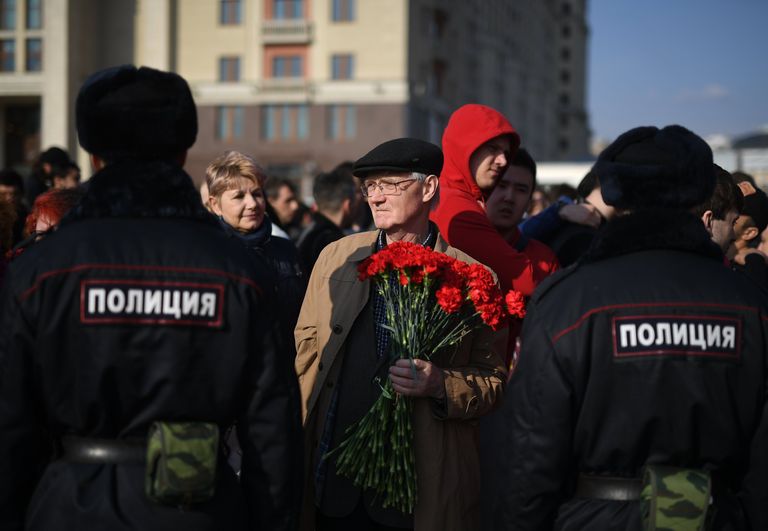Сотрудники полиции и участники акции памяти и солидарности Питер - Мы с тобой! в Москве Сотрудники полиции и участники акции памяти и солидарности Питер - Мы с тобой! в Москве