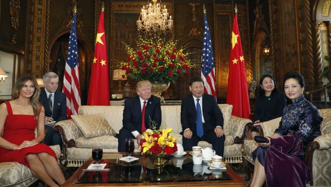 Встреча президента США Дональда Трампа и председателя КНР Си Цзиньпина в поместь Мар-а-Лаго в Палм-Бич. 6 апреля 2017 Встреча президента США Дональда Трампа и председателя КНР Си Цзиньпина в поместь Мар-а-Лаго в Палм-Бич. 6 апреля 2017