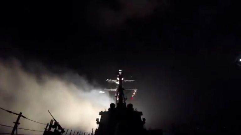 Военные США атаковали авиабазу Сирии. Кадры нанесения ракетного удара Военные США атаковали авиабазу Сирии. Кадры нанесения ракетного удара