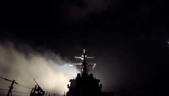 Военные США атаковали авиабазу Сирии. Кадры нанесения ракетного удара