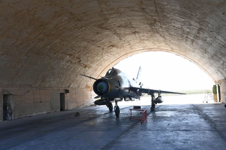 Последствия ракетного удара США по авиабазе в Сирии