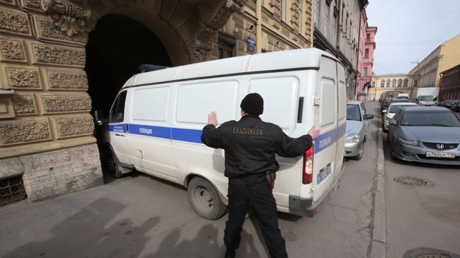 Полицейская автомашина вывозит подозреваемых в соучастии теракта в петербургском метро. Архивное фото Полицейская автомашина вывозит подозреваемых в соучастии теракта в петербургском метро. Архивное фото