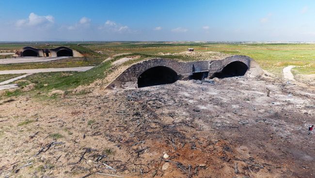 Последствия ракетного удара США по авиабазе в Сирии. Архивное фото