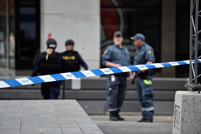 Полицейские в центре Стокгольма, Швеция. 7 апреля 2017 Полицейские в центре Стокгольма, Швеция. 7 апреля 2017