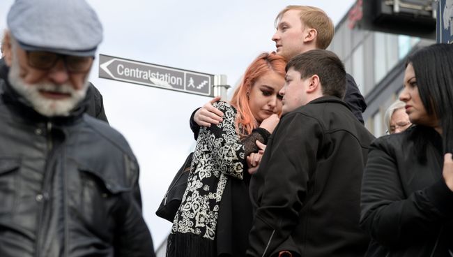 Молодые люди, эвакуированные с центрального вокзала в Стокгольме после наезда грузовика на людей на улице Дроттнинггатан. 7 апреля 2017 Молодые люди, эвакуированные с центрального вокзала в Стокгольме после наезда грузовика на людей на улице Дроттнинггатан. 7 апреля 2017
