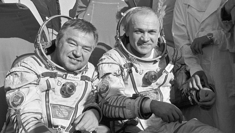 Дважды Герои Советского Союза, летчики-космонавты СССР Владимир Джанибеков и Георгий Гречко после возвращения на Землю на космическом корабле Союз Т-13 Дважды Герои Советского Союза, летчики-космонавты СССР Владимир Джанибеков и Георгий Гречко после возвращения на Землю на космическом корабле Союз Т-13