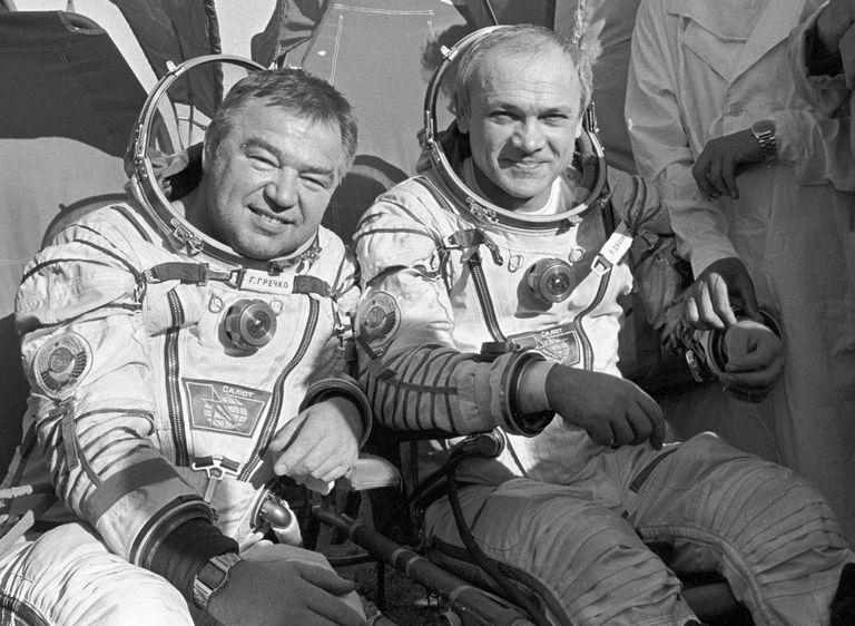 Дважды Герои Советского Союза, летчики-космонавты СССР Владимир Джанибеков и Георгий Гречко после возвращения на Землю на космическом корабле Союз Т-13