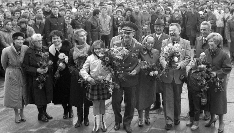Летчики-космонавты Владимир Джанибеков и Георгий Гречко во время встречи с родными в Звездном городке после возвращения из космического полета Летчики-космонавты Владимир Джанибеков и Георгий Гречко во время встречи с родными в Звездном городке после возвращения из космического полета