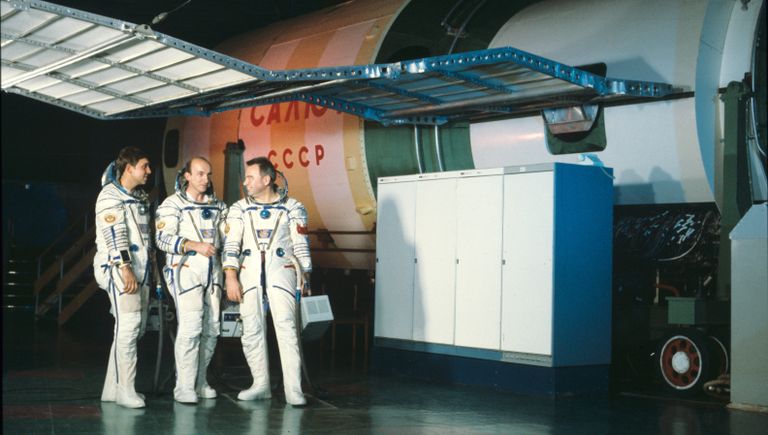 Члены экипажа космического корабля Союз Т-14: исследователь Александр Волков, командир корабля Владимир Васютин и бортинженер Георгий Гречко Члены экипажа космического корабля Союз Т-14: исследователь Александр Волков, командир корабля Владимир Васютин и бортинженер Георгий Гречко