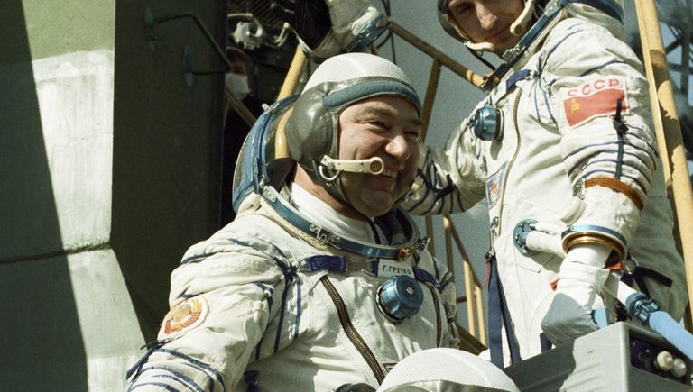 Экипаж космического корабля Союз Т-14: командир корабля Владимир Васютин, дважды Герой Советского Союза, летчик-космонавт СССР Георгий Гречко и космонавт-исследователь Александр Волков Экипаж космического корабля Союз Т-14: командир корабля Владимир Васютин, дважды Герой Советского Союза, летчик-космонавт СССР Георгий Гречко и космонавт-исследователь Александр Волков