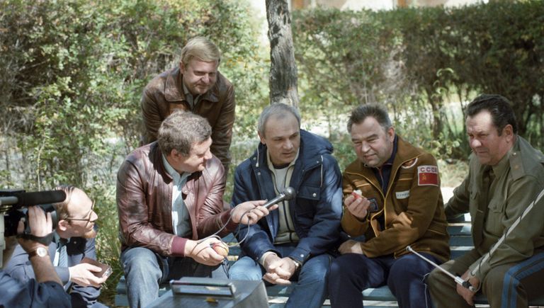 Летчики-космонавты Владимир Джанибеков и Георгий Гречко во время интервью Летчики-космонавты Владимир Джанибеков и Георгий Гречко во время интервью