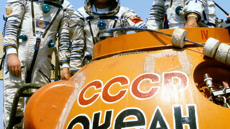Советско-индийский космический экипаж во время тренировки Советско-индийский космический экипаж во время тренировки