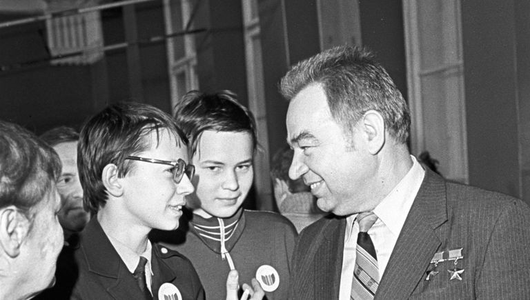 Георгий Михайлович Гречко общается с участниками Всесоюзной недели науки, техники и производства для детей и юношества Георгий Михайлович Гречко общается с участниками Всесоюзной недели науки, техники и производства для детей и юношества