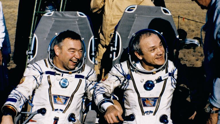 Летчики-космонавты Владимир Джанибеков и Георгий Гречко после приземления Летчики-космонавты Владимир Джанибеков и Георгий Гречко после приземления