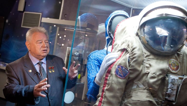 Космонавт Георгий Гречко рассказывает об одном из экспонатов на выставке Они были первыми в Москве Космонавт Георгий Гречко рассказывает об одном из экспонатов на выставке Они были первыми в Москве
