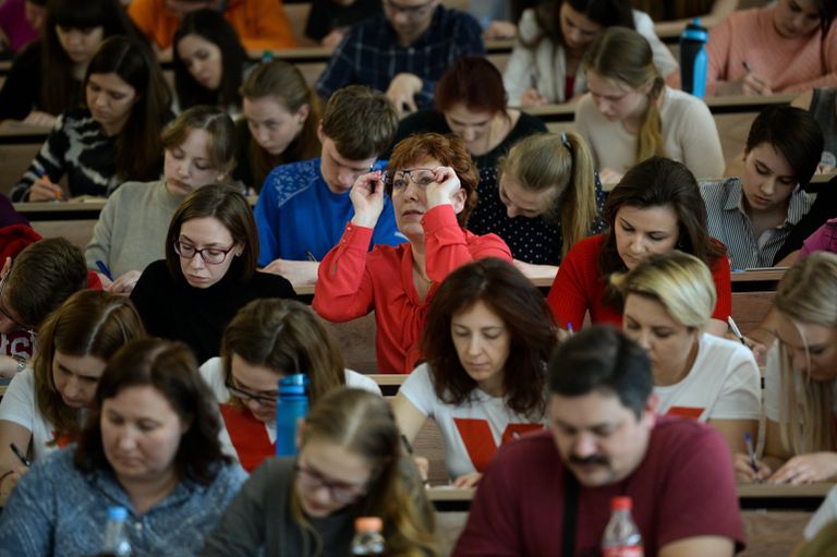 Участники во время ежегодной акции по проверке грамотности Тотальный диктант — 2017 в аудитории Новосибирского государственного университета в Новосибирске Участники во время ежегодной акции по проверке грамотности Тотальный диктант — 2017 в аудитории Новосибирского государственного университета в Новосибирске