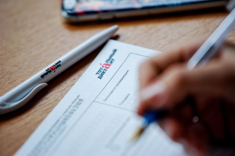 Участник заполняет бланк во время ежегодной акции по проверке грамотности Тотальный диктант — 2017 во Владивостоке Участник заполняет бланк во время ежегодной акции по проверке грамотности Тотальный диктант — 2017 во Владивостоке