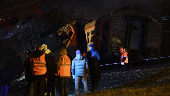 На месте столкновения пассажирского поезда и электрички в районе улицы Герасима Курина в Москве На месте столкновения пассажирского поезда и электрички в районе улицы Герасима Курина в Москве