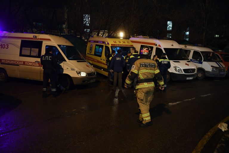 Автомобили скорой медицинской помощи неподалеку от места столкновения пассажирского поезда и электрички в районе улицы Герасима Курина в Москве Автомобили скорой медицинской помощи неподалеку от места столкновения пассажирского поезда и электрички в районе улицы Герасима Курина в Москве