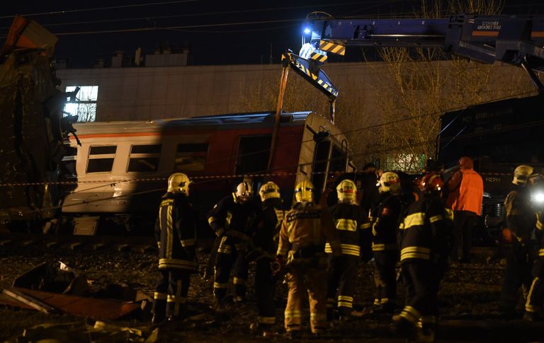 На месте столкновения пассажирского поезда и электрички в районе улицы Герасима Курина в Москве На месте столкновения пассажирского поезда и электрички в районе улицы Герасима Курина в Москве