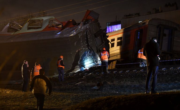 На месте столкновения пассажирского поезда и электрички в районе улицы Герасима Курина в Москве На месте столкновения пассажирского поезда и электрички в районе улицы Герасима Курина в Москве