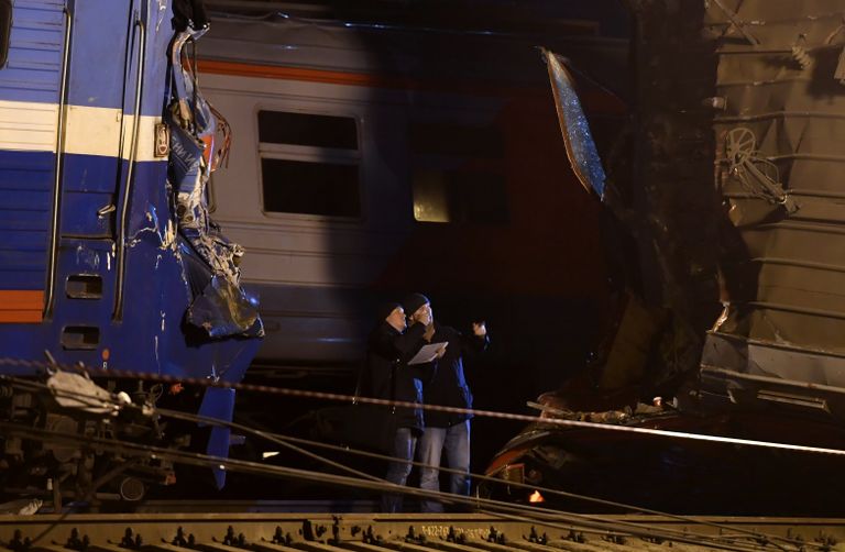 На месте столкновения пассажирского поезда и электрички в районе улицы Герасима Курина в Москве На месте столкновения пассажирского поезда и электрички в районе улицы Герасима Курина в Москве