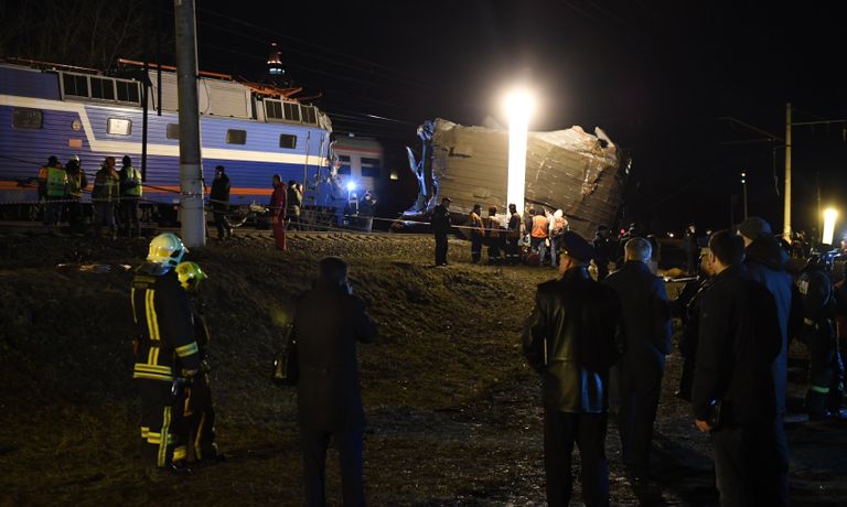 На месте столкновения пассажирского поезда и электрички в районе улицы Герасима Курина в Москве На месте столкновения пассажирского поезда и электрички в районе улицы Герасима Курина в Москве