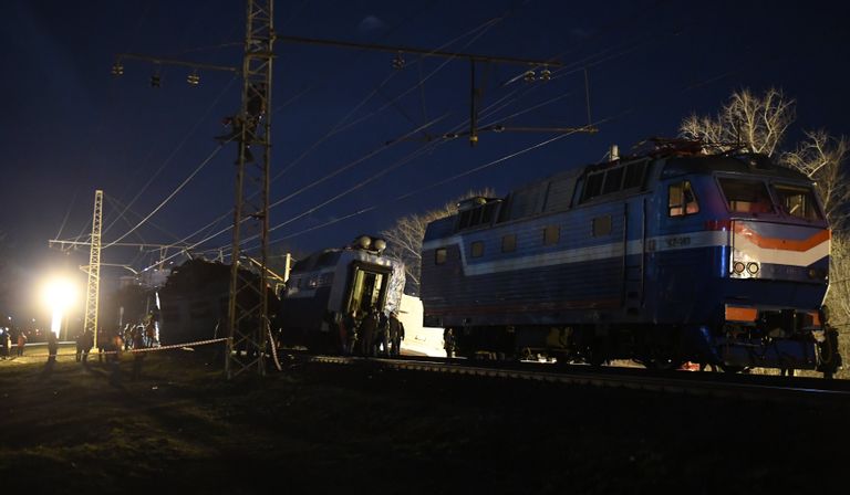 На месте столкновения пассажирского поезда и электрички в районе улицы Герасима Курина в Москве На месте столкновения пассажирского поезда и электрички в районе улицы Герасима Курина в Москве