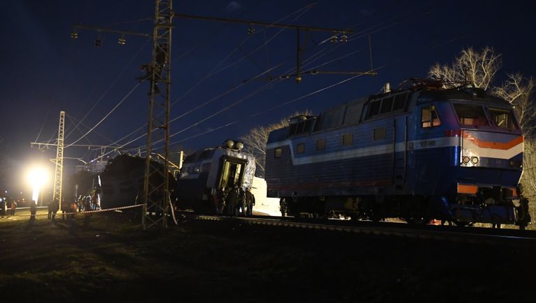На месте столкновения пассажирского поезда и электрички в районе улицы Герасима Курина в Москве
