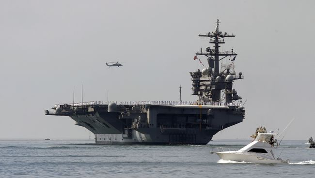 Авианосец ВМС США Карл Винсон выходит из порта Сан-Диего. 22 августа 2014 года. Архивное фото Авианосец ВМС США Карл Винсон выходит из порта Сан-Диего. 22 августа 2014 года. Архивное фото