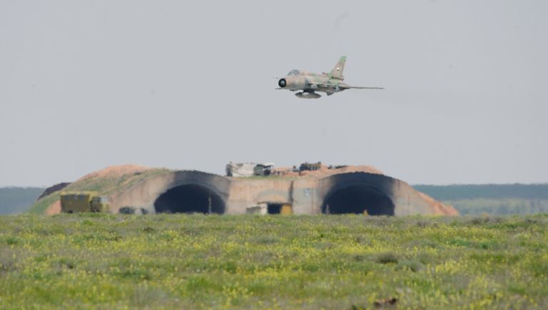 Самолет сирийских военно-воздушных сил над аэродромом Шайрат. 8 апреля 2017