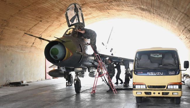 Самолет сирийских военно-воздушных сил на аэродроме Шайрат. Архивное фото Самолет сирийских военно-воздушных сил на аэродроме Шайрат. Архивное фото
