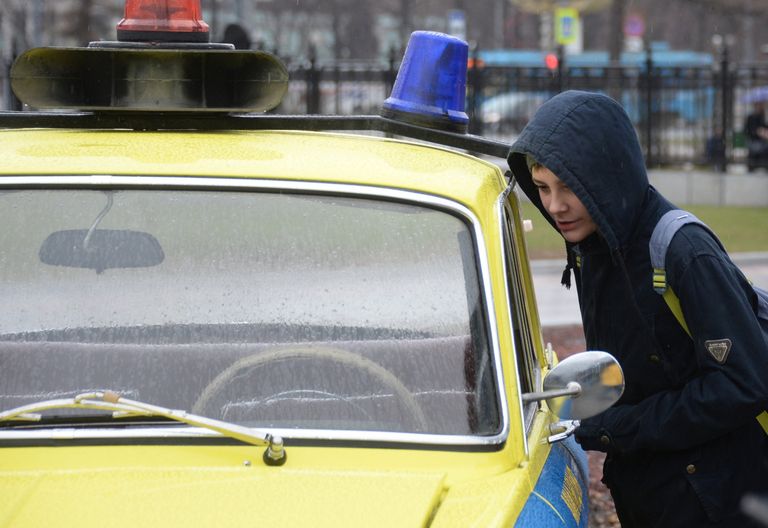 Мальчик у ретро-автомобиля перед стартом автопробега 108 минут в Москве Мальчик у ретро-автомобиля перед стартом автопробега 108 минут в Москве