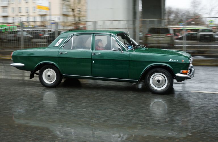 Автомобиль ГАЗ 24 Волга во время автопробега 108 минут в Москве, приуроченного к 56-й годовщине полета человека в космос Автомобиль ГАЗ 24 Волга во время автопробега 108 минут в Москве, приуроченного к 56-й годовщине полета человека в космос